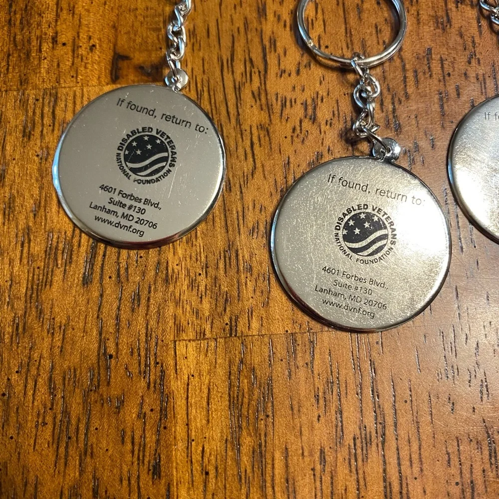5 keychains, 3 disabled veterans, 1 American flag, 1 Purple Heart foundation - Picture 7 of 8